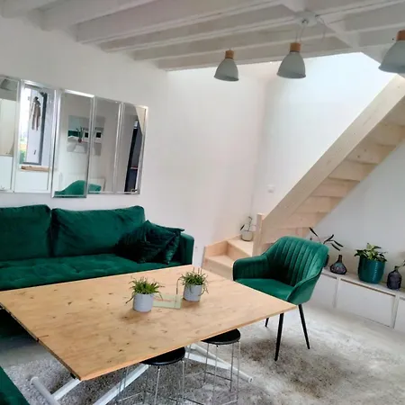 Maison Atypique En Bois 2 Niveaux 7,5km Du Circuit 24h Holiday home Le Mans