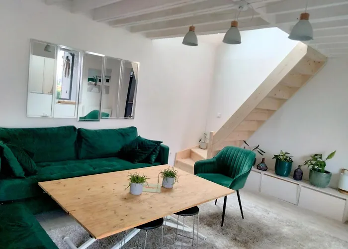 Maison Atypique En Bois 2 Niveaux 7,5km Du Circuit 24h Holiday home Le Mans